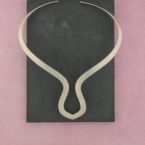 sterling silver vintage brushed keyhole style torc collar necklace size 16.75in